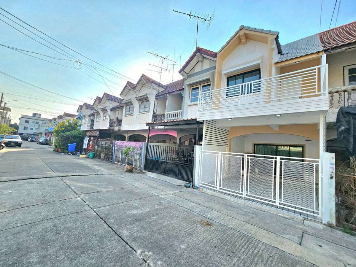 ขายด่วน! ทาวน์เฮ้าส์ 2 ชั้น รีโนเวทใหม่ทั้งหลัง หมู่บ้านบัวทองธานี (ฝั่งตรงข้ามสมบัติบุรี) ทำเลศักยภาพตั้งอยู่ต้นโครงการ เข้า-ออกง่ายมาก เนื้อที่ 18 ตร.ว. 3 นอน 2 น้ำ พร้อมระเบียงพักผ่อนด้านหน้าชั้น 2 แถมฟรีเฟอร์นิเจอร์ครบชุด พร้อมเข้าอยู่ได้ทันที เพียง 1
