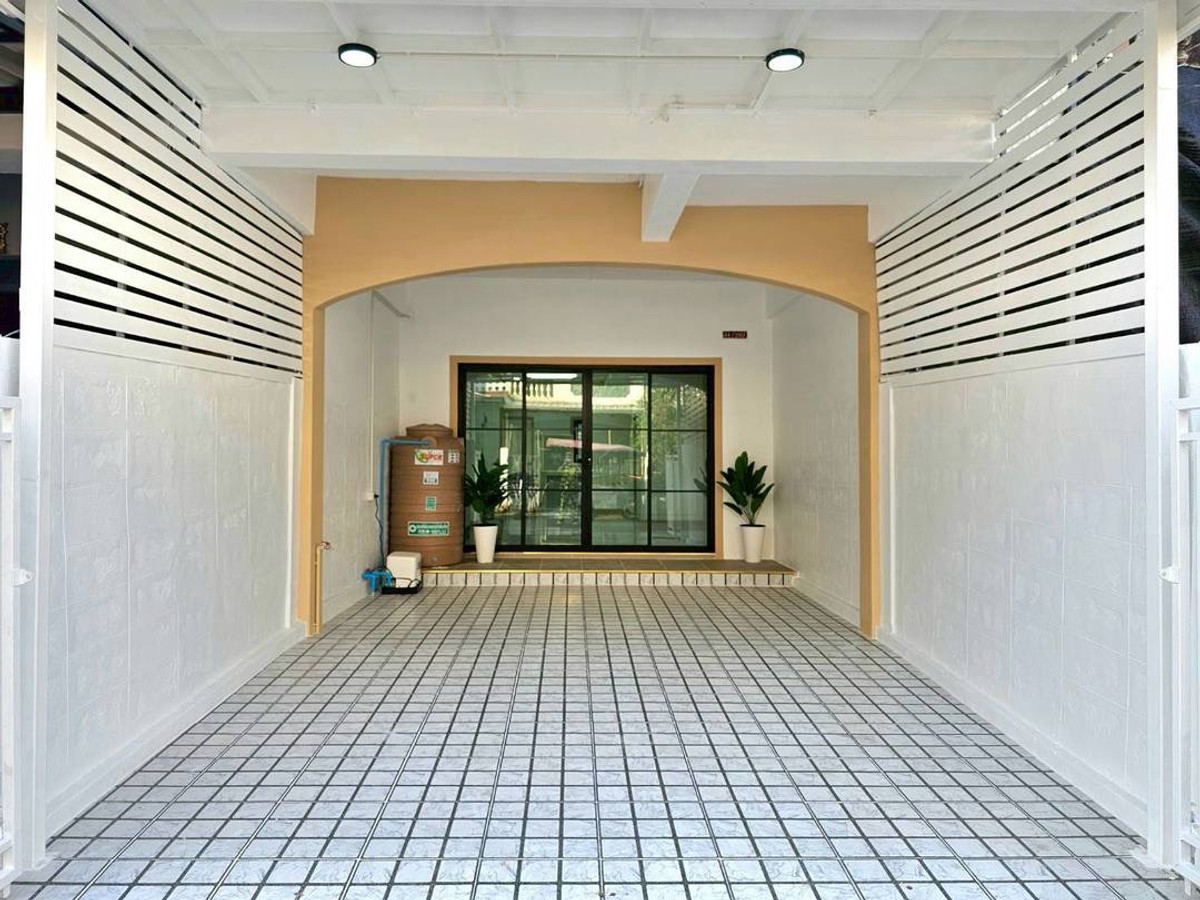 ขายด่วน! ทาวน์เฮ้าส์ 2 ชั้น รีโนเวทใหม่ทั้งหลัง หมู่บ้านบัวทองธานี (ฝั่งตรงข้ามสมบัติบุรี) ทำเลศักยภาพตั้งอยู่ต้นโครงการ เข้า-ออกง่ายมาก เนื้อที่ 18 ตร.ว. 3 นอน 2 น้ำ พร้อมระเบียงพักผ่อนด้านหน้าชั้น 2 แถมฟรีเฟอร์นิเจอร์ครบชุด พร้อมเข้าอยู่ได้ทันที เพียง 1