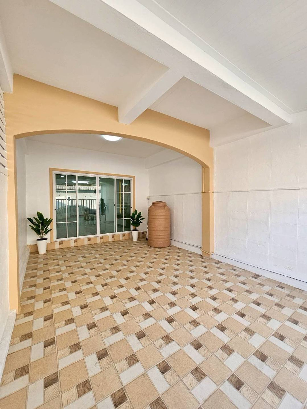 ขายด่วน! ทาวน์เฮ้าส์ 2 ชั้น หมู่บ้านบัวทองธานี (ฝั่งตรงข้ามสมบัติบุรี) เนื้อที่ 18 ตร.ว. ฟังก์ชัน 2 นอน 2 น้ำ ตกแต่งใหม่ทั้งหลังพร้อมเข้าอยู่ ตั้งอยู่โซนต้นโครงการเข้าออกง่าย จุดเด่นคืออยู่ใกล้ท่ารถตู้สายศิริราช-ปิ่นเกล้า เดินทางเข้าเมืองสะดวกมาก พร้อมของ