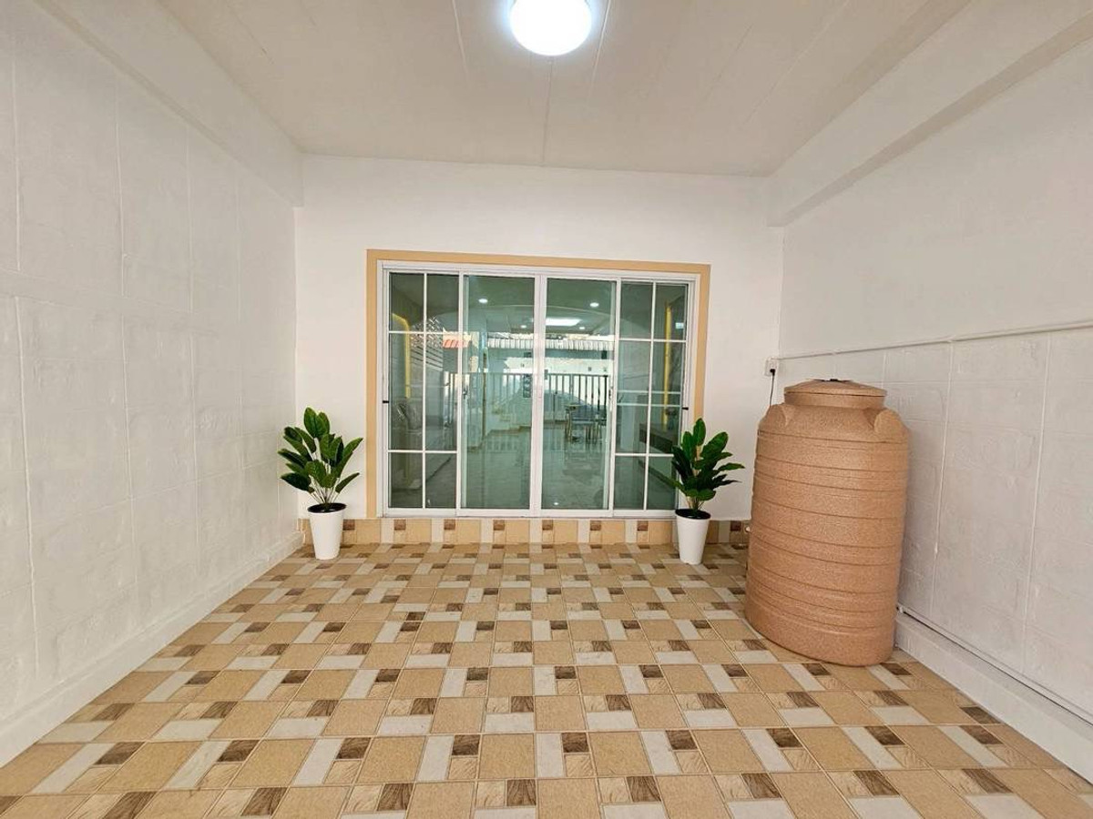 ขายด่วน! ทาวน์เฮ้าส์ 2 ชั้น หมู่บ้านบัวทองธานี (ฝั่งตรงข้ามสมบัติบุรี) เนื้อที่ 18 ตร.ว. ฟังก์ชัน 2 นอน 2 น้ำ ตกแต่งใหม่ทั้งหลังพร้อมเข้าอยู่ ตั้งอยู่โซนต้นโครงการเข้าออกง่าย จุดเด่นคืออยู่ใกล้ท่ารถตู้สายศิริราช-ปิ่นเกล้า เดินทางเข้าเมืองสะดวกมาก พร้อมของ