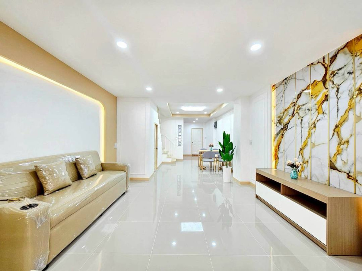 ขายด่วน! ทาวน์เฮ้าส์ 2 ชั้น หมู่บ้านบัวทองธานี (ฝั่งตรงข้ามสมบัติบุรี) เนื้อที่ 18 ตร.ว. ฟังก์ชัน 2 นอน 2 น้ำ ตกแต่งใหม่ทั้งหลังพร้อมเข้าอยู่ ตั้งอยู่โซนต้นโครงการเข้าออกง่าย จุดเด่นคืออยู่ใกล้ท่ารถตู้สายศิริราช-ปิ่นเกล้า เดินทางเข้าเมืองสะดวกมาก พร้อมของ